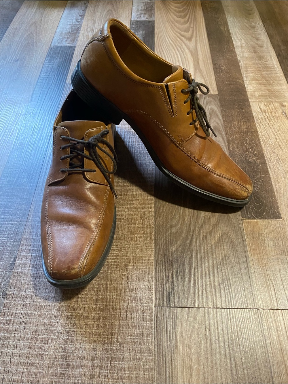Clarks Tan Leather Lace-Up Oxfords